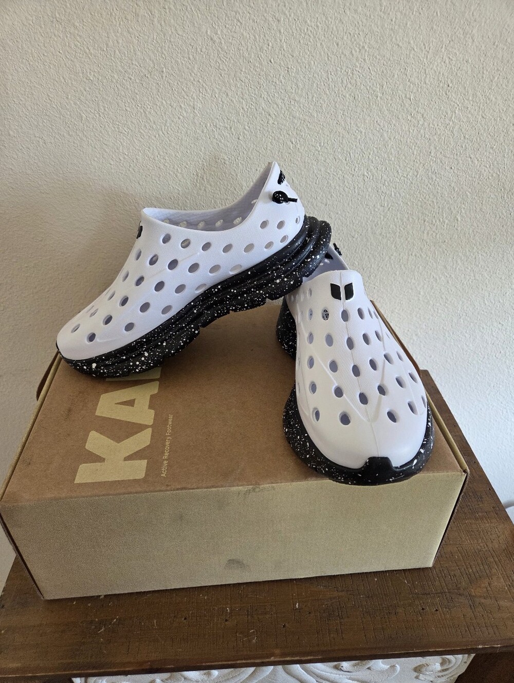 Kane Womens White Revive Shoes Size 6 NWT Recovery